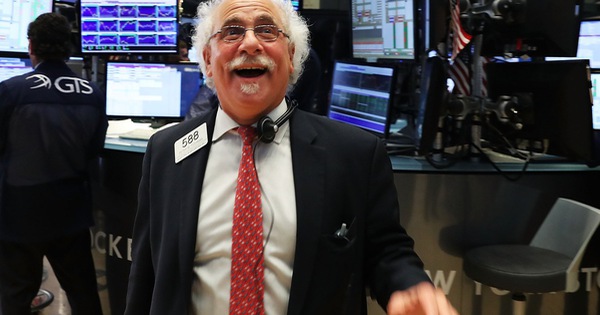 FED tính giảm lãi suất sớm, Dow Jones tăng gần 250 điểm, S&P 500 phá đỉnh mọi thời đại