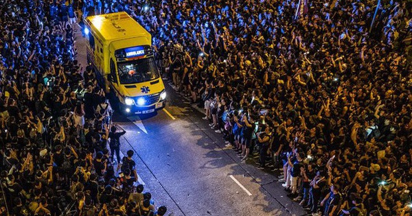 Khoảnh khắc biển người nhường lối cho xe cứu thương trong biểu tình ở Hồng Kông