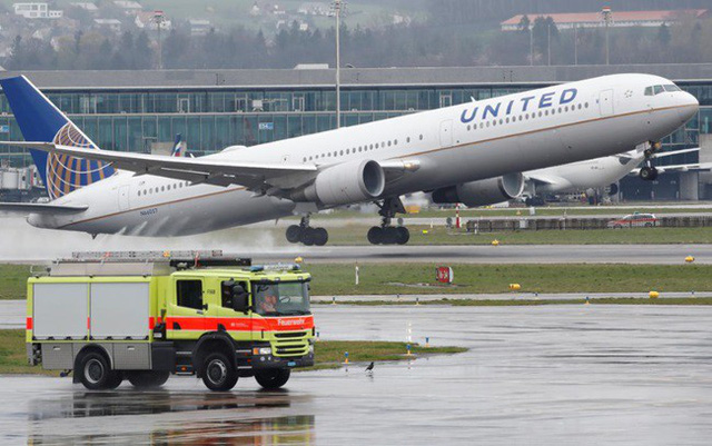 Theo chân Mỹ, hàng loạt hãng hàng không quốc tế dừng bay qua Iran - Ảnh 1.