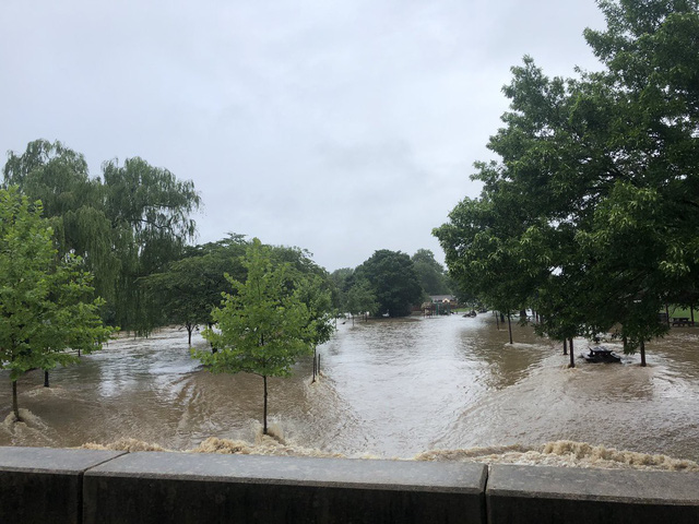 Hình ảnh lạ: Thủ đô nước Mỹ chìm trong biển nước, Nhà Trắng cũng bị ngập - Ảnh 9.