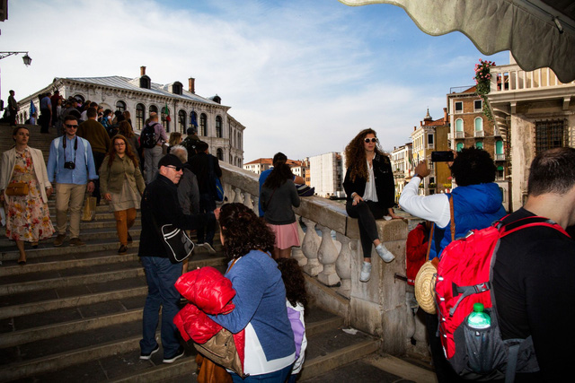 Venice và cái chết dai dẳng do tiền: Chật chội vì khách du lịch khi dân số sụt giảm nghiêm trọng, lũ lụt xảy ra thường xuyên, người dân nghi ngờ dự án xây đập ngăn lũ trì trệ là do tham nhũng - Ảnh 1.