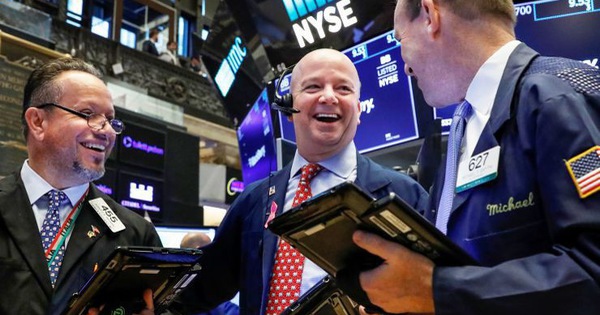 Dow Jones tăng gần 250 điểm, tiếp tục chạm mức kỷ lục mới
