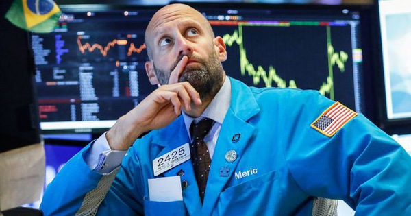 Kỳ vọng về việc Fed hạ lãi suất sụt giảm, Dow Jones có lúc mất hơn 200 điểm