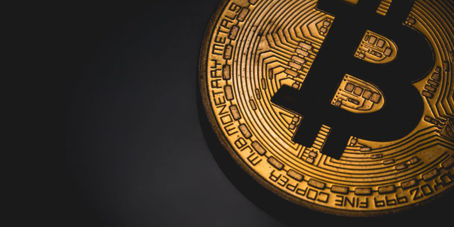 Bitcoin sụp đổ, nhà đầu tư nên mua hay bán? - Ảnh 1.