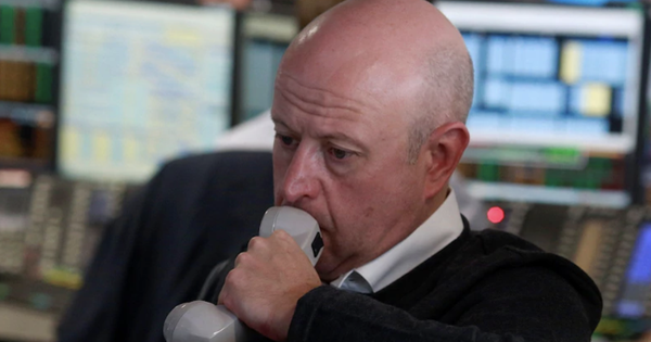Bất ổn địa chính trị diễn ra ở nhiều nơi, Dow Jones "bốc hơi" gần 400 điểm