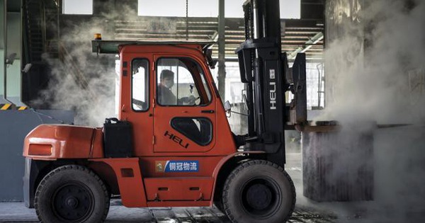 Sản lượng công nghiệp tăng yếu nhất 17 năm, muôn vàn khó khăn bủa vây kinh tế Trung Quốc