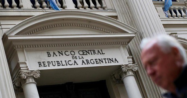 Argentina nâng sàn lãi suất cơ bản lên 78%