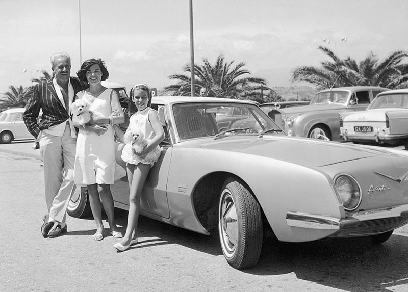 Raymond Loewy and family with Avanti.jpg