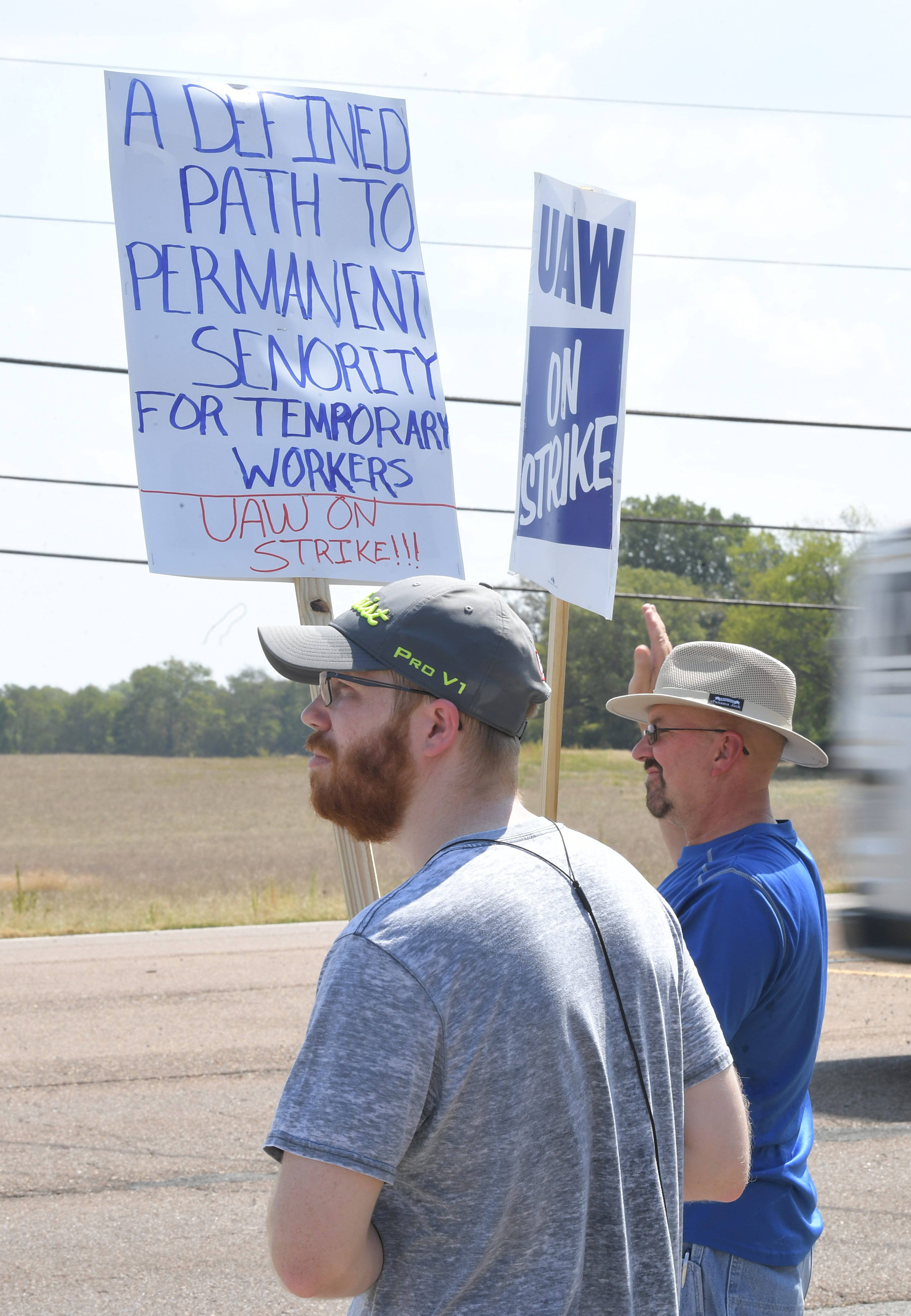 Automaker gets Tennessee court order against UAW picketers