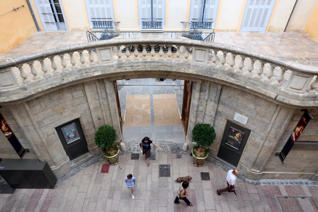 French Mayor Opens His City’s Museums, Going Against National Covid Guidelines