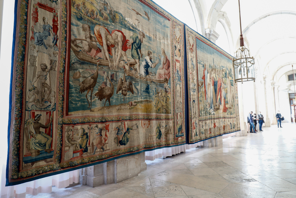 Pigeons Threaten Priceless Set of Raphael Tapestries on Display in Madrid 